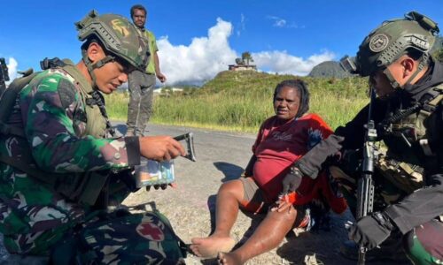 Prajurit TNI dari Kostrad Berikan Pertolongan Medis Kepada Warga Sakit di Tengah Patroli 2