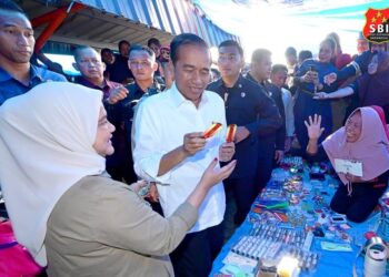 Hari Kedua di Sulsel, Presiden dan Ibu Iriana Kunjungi Pasar Cekkeng Bulukumba 20