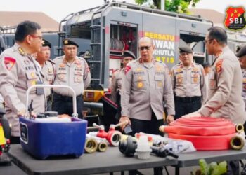 Pastikan Siap Dukung Antisipasi Karhutla, Kapolda Sumsel Periksa Kendaraan dan Sarana Peralatan Pemadam Api 21