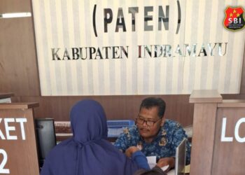 Klarifikasi Camat Sukra, Saripin Minta Rp. 100.000, Dikarenakan Nyuruh Orang Ketiga Untuk Ongkos ke Dukcapil Bantu Tuminah Rubah KK 18