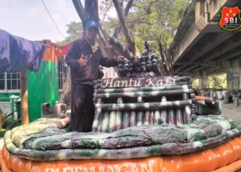 Dua Perahu Dari Botol Berbentuk Tank dan Kura Kura Sita Perhatian di Festival CiLung 2024 17