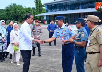 Danlanud Sultan Hasanuddin Dan Forkopimda Sambut Kedatangan Presiden RI Joko Widodo di Lanud Sultan Hasanuddin 17