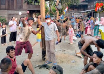 Meriahkan HUT RI Ke-79 PJ Kades Nanjungan Paiker Adakan Acara Panjat Pinang 20