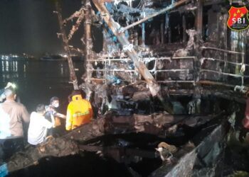 Bakamla RI Amankan Kebakaran Kapal Nelayan di Dermaga Muara Baru 1
