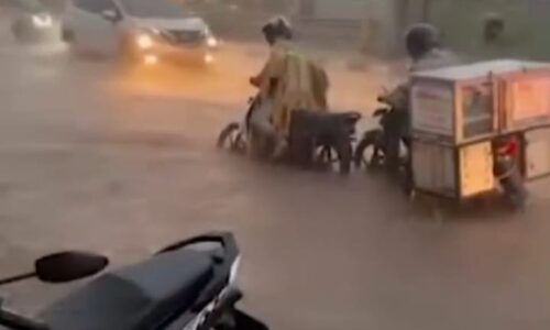 Diduga Akibat Gangguan pada Sepadan Sungai, Jalan Raya Ciloa di Keramat Mulya Kabupaten Kuningan Dilanda Banjir untuk Pertama Kalinya 8