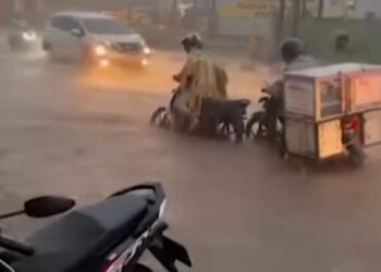 Diduga Sepadan Sungai Terganggu,  Banjir Genangi Jalan Raya Ciloa, Keramat Mulya Kabupaten Kuningan 17