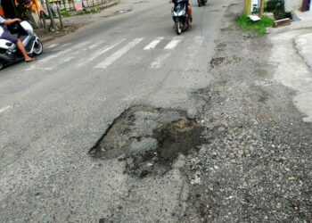 Sering Jatuh Korban Akibat Jalan Berlubang Ruas Ciawigebang- Cidahu Kabupaten Kuningan, Kinerja PU Bina Marga Jawa Barat Dipertanyakan 1 Sering Jatuh Korban Akibat Jalan Berlubang Ruas Ciawigebang- Cidahu Kabupaten Kuningan, Kinerja PU Bina Marga Jawa Barat Dipertanyakan 1