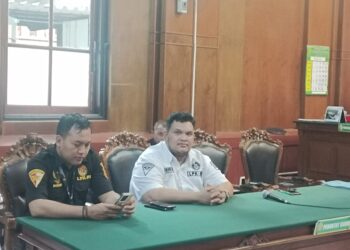 Fais Adam dan Agung Sulistio Selaku Pengurus Pusat LPK-RI Menghadiri Sidang Perdana di Pengadilan Negeri Surabaya 2