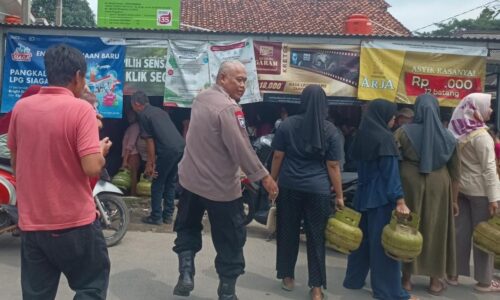 Atur Antrian Gas Melon, Bimas Polsek di Bogor Andil Situasi Kondusif  6