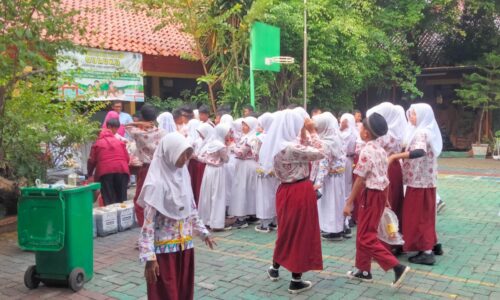 SDN 05 Sunter Agung Laksanakan Program Ter-Senyum, Kumpulkan Minyak Jelantah Sumbangan Siswa 2