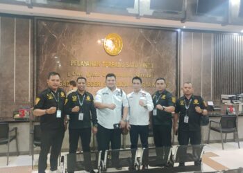 Fais Adam dan Agung Sulistio Selaku Pengurus Pusat LPK-RI Menghadiri Sidang Perdana di Pengadilan Negeri Surabaya 1