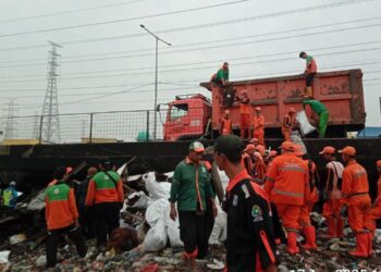Usai Kebakaran di Papanggo, Camat Tanjung Priok dan Kasudin LH Jakut Pimpin Pembersihan Lokasi 3 Usai Kebakaran di Papanggo, Camat Tanjung Priok dan Kasudin LH Jakut Pimpin Pembersihan Lokasi 3