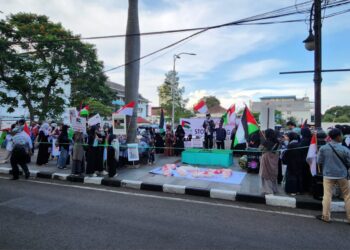 FPN Gelar Aksi Solidaritas Palestina di Bandung: “Stop Genosida, Hentikan Persenjataan untuk Israel!” 13