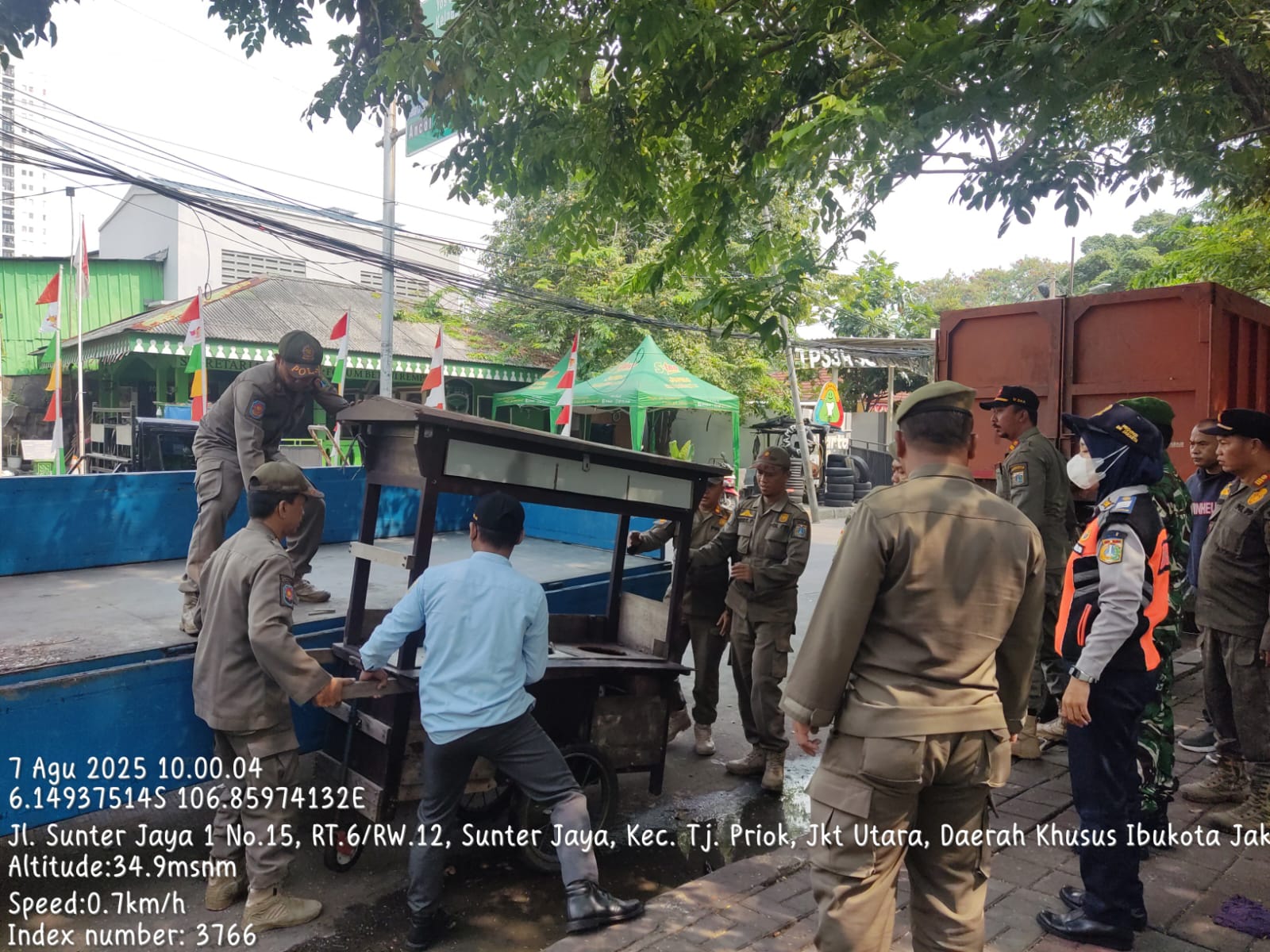 Walikota Hendra Hidayat Pimpin Operasi Tertib Trotoar: Petugas Diinstruksikan Tegas dan Humanis 3 Walikota Hendra Hidayat Pimpin Operasi Tertib Trotoar: Petugas Diinstruksikan Tegas dan Humanis 3