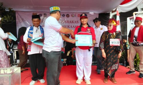 Wakil Camat Priok Berikan Hadiah RT 05 Warakas 5