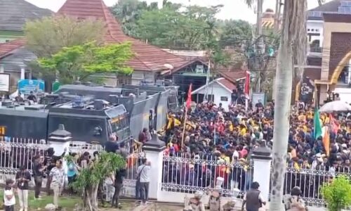 WhatsApp Image 2025-08-29 at 19.20.09_d5d27393 Mahasiswa Geruduk DPRD Bengkulu, Aksi Ricuh Tersulut Isu Keadilan 4