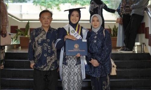 WhatsApp Image 2025-08-31 at 20.56.21_995103b1 Putri Guru SMPN 2 Petarukan Raih Predikat Cum Laude di UNY, Jadi Kebanggaan Pemalang 5