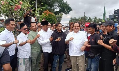 Mantan Bupati Pangandaran H. Jeje Wiradinata Hadiri Aksi Damai di DPRD Pangandaran, Suasana Hangat dan Kondusif 4