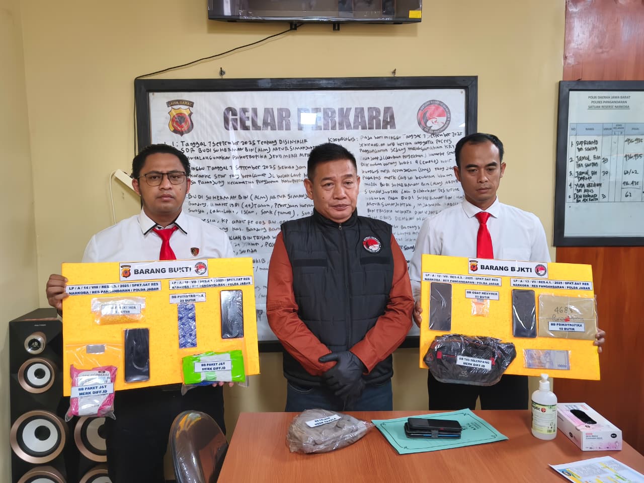 Polres Pangandaran Bongkar Kasus Peredaran Psikotropika dan Obat Keras Tertentu 1 Polres Pangandaran Bongkar Kasus Peredaran Psikotropika dan Obat Keras Tertentu 1