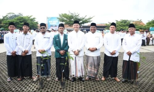 Omang Abdul Somad Hadiri HSN 2025 di Majalengka: Launching Ecotheology Pesantren dan Penyerahan 2.025 Bibit Pohon untuk Penghijauan 4