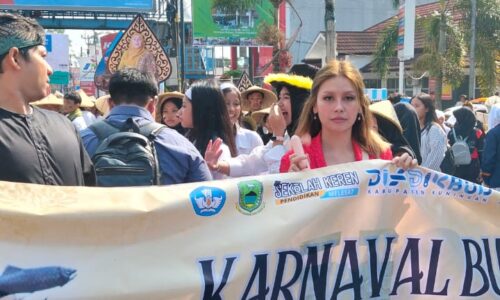 DISDIKBUD KUNINGAN TAMPIL SEBAGAI PESERTA TERBANYAK DAN TERPANJANG DALAM CARNAVAL BUDAYA 2025; TUNJUKKAN KEKOMPAKAN & KOMITMEN PENDIDIKAN BERBASIS BUDAYA 4