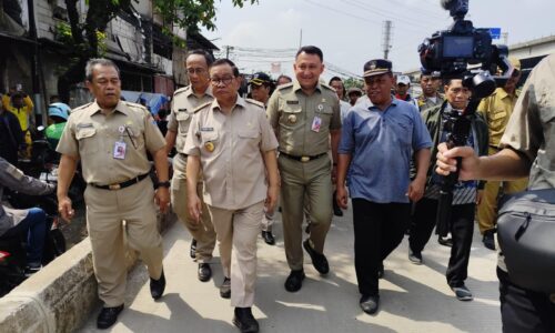 Gubernur DKI Bersama Wali Kota Jakut Tinjau Jalan di RW 16 Pejagalan, Ini Kata Warga 4