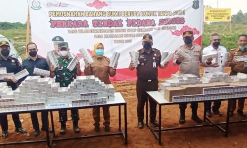 Kejari Kendari Musnahkan 1,4 Juta Batang Rokok Ilegal, Negara Rugi Rp1,3 Miliar 4