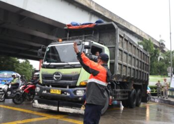 Pemkot Jakut Berlakukan Pembatasan Jam Operasional Truk dan Trailer di Jalan Raya Cilincing 1
