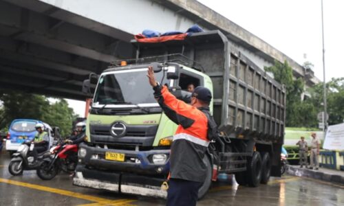Pemkot Jakut Berlakukan Pembatasan Jam Operasional Truk dan Trailer di Jalan Raya Cilincing 2
