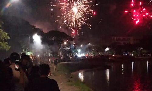 Malam Tahun Baru: Waduk Cincin Papanggo Dipenuhi Warga Menyaksikan "Pesta Kembang Api"  5