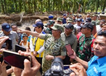 Kasum TNI Tinjau Huntara dan Infrastruktur Pascabencana di Tapanuli Tengah 18