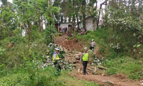 Jembatan Wisnu–Watukumpul Bergeser, Warga Gotong Royong Bangun Jembatan Darurat 5