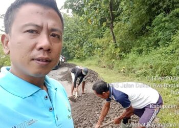 Rasidin dan Warga Gotong Royong Perbaiki Jalan Dukuh Badag–Bantar Panjang 19