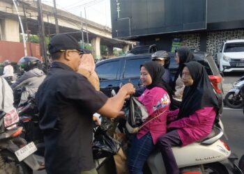 Berkah Ramadan 1447 H: PWI Jakarta Utara Bagikan Ratusan Takjil dan Paket Ayam Geprek Pada Warga 20