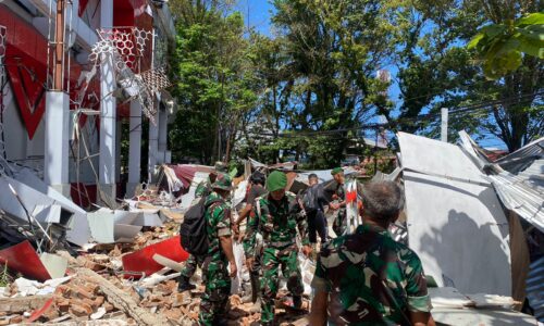 Reaksi Cepat Prajurit TNI SST dari Kodim 1310/Bitung bersama personel dari Yonif TP 916/BS Tangani Dampak Gempa M 7,6 di Sulawesi Utara 3