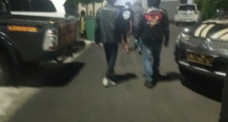 Anggota GRIB Jaya Gerebek Warung di Pemalang, Dua Pengedar Obat Keras Digelandang ke Polisi 1