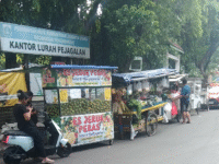 PKL Nekat Tutupi Kantor Lurah Pejagalan: Wakil Camat Penjaringan Gerak Cepat Tertibkan Trotoar dari Pedagang Liar 7