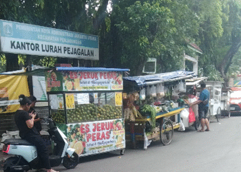 PKL Nekat Tutupi Kantor Lurah Pejagalan: Wakil Camat Penjaringan Gerak Cepat Tertibkan Trotoar dari Pedagang Liar 16