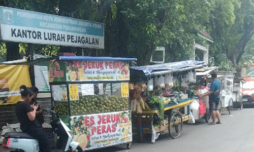 PKL Nekat Tutupi Kantor Lurah Pejagalan: Wakil Camat Penjaringan Gerak Cepat Tertibkan Trotoar dari Pedagang Liar 8