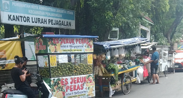 PKL Nekat Tutupi Kantor Lurah Pejagalan: Wakil Camat Penjaringan Gerak Cepat Tertibkan Trotoar dari Pedagang Liar 1
