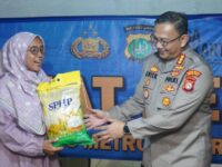 Kapolres Jakut Blusukan ke Kolong Tol Sungai Bambu, Beri Bantuan Beras 7