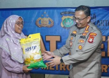 Kapolres Jakut Blusukan ke Kolong Tol Sungai Bambu, Beri Bantuan Beras 18