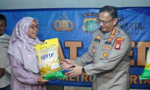 Kapolres Jakut Blusukan ke Kolong Tol Sungai Bambu, Beri Bantuan Beras 6