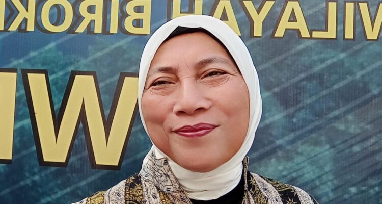 Anggota DPRD Saksikan Penyerahan Sertifikat PTSL, Sindir Warga Tidak Hadir? 1