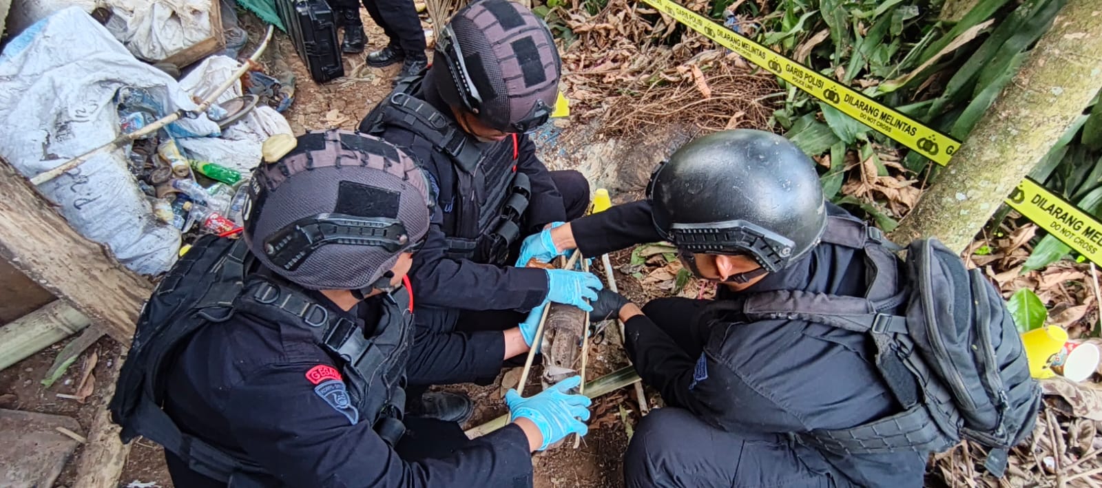 Tim Jibom Gegana Polda Jabar Rampungkan Penanganan Amunisi Pascaledakan di Cipatat, Lokasi Dinyatakan Aman 3 Tim Jibom Gegana Polda Jabar Rampungkan Penanganan Amunisi Pascaledakan di Cipatat, Lokasi Dinyatakan Aman 3