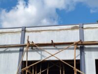 Diduga Tak Sesuai RAB, Anggaran 1,7 Milyar Bangunan Kelas Baru SMK Tri Bintang Patah dan Disangga Tiang Beton 11