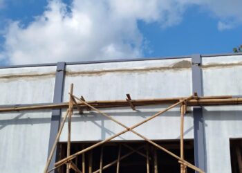 Diduga Tak Sesuai RAB, Anggaran 1,7 Milyar Bangunan Kelas Baru SMK Tri Bintang Patah dan Disangga Tiang Beton 17