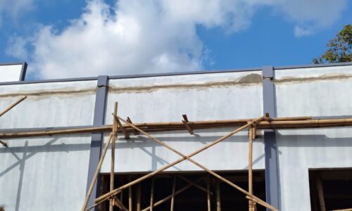 Diduga Tak Sesuai RAB, Anggaran 1,7 Milyar Bangunan Kelas Baru SMK Tri Bintang Patah dan Disangga Tiang Beton 11