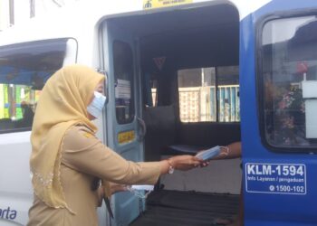Lurah dan Sekel Warakas Bagikan Masker Pada Warga Pengguna Jalan Umum 1