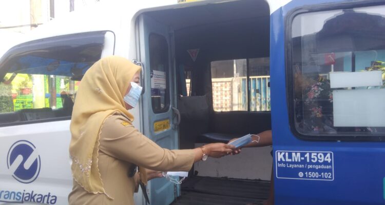 Lurah dan Sekel Warakas Bagikan Masker Pada Warga Pengguna Jalan Umum 1